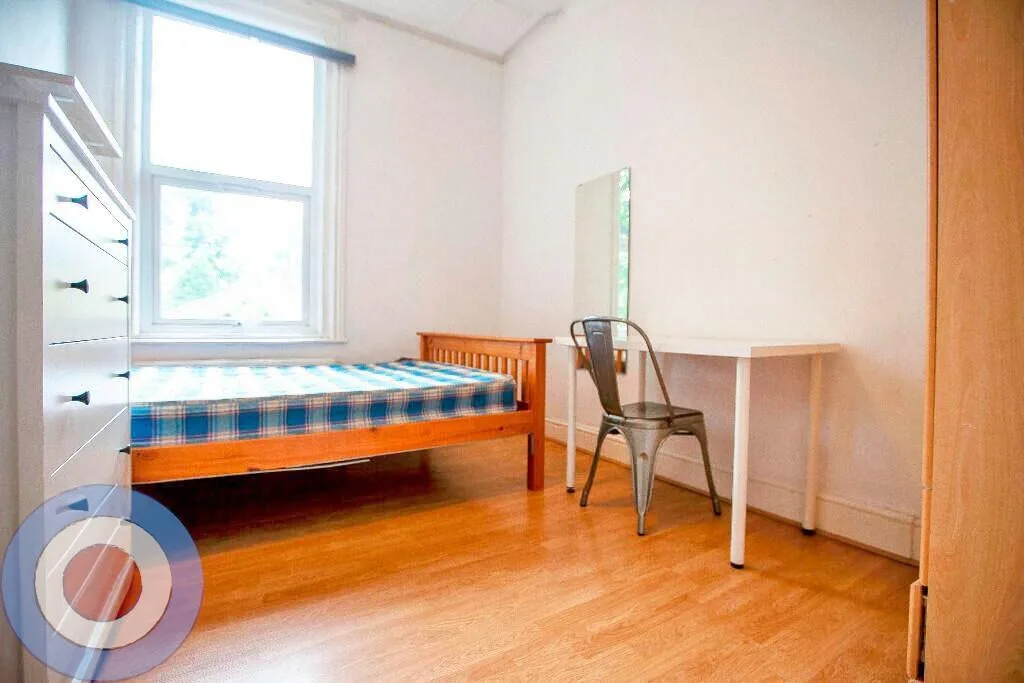 8 bedroom semi-detached house for rent
