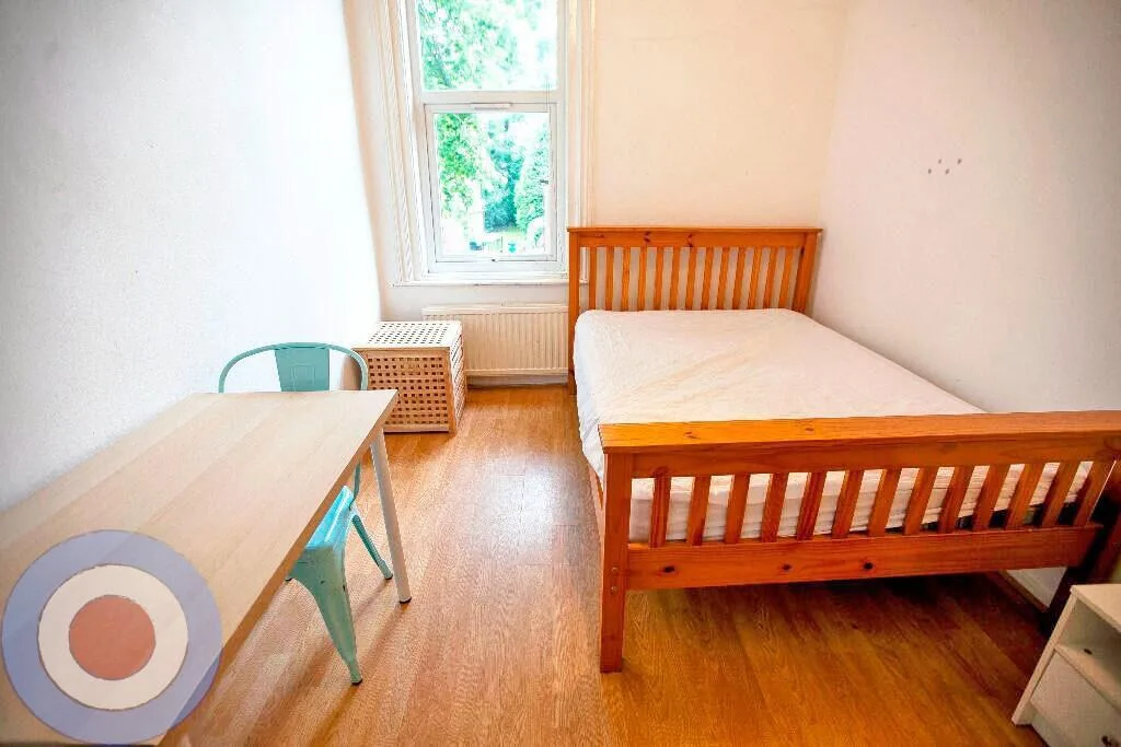 8 bedroom semi-detached house for rent