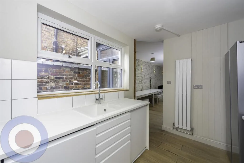 6 bedroom terraced house for rent