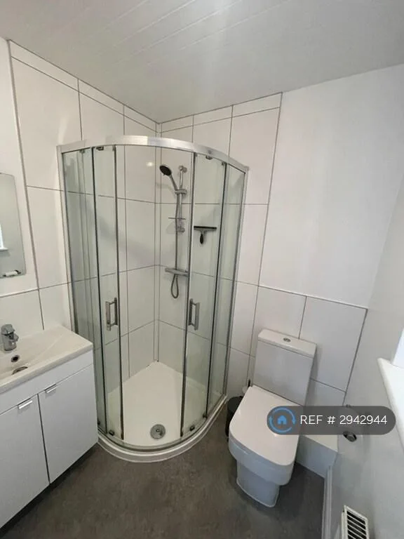 4 bedroom end of terrace house for rent