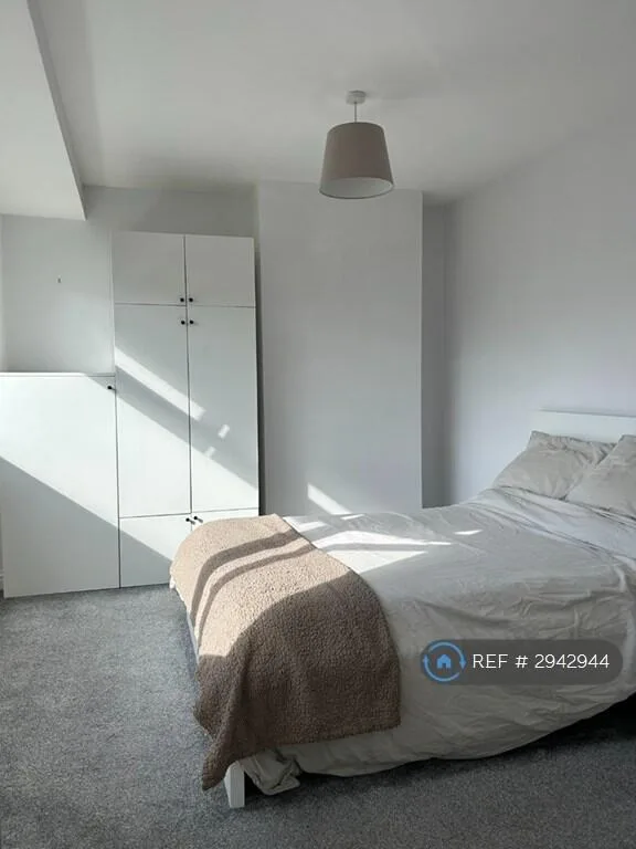 4 bedroom end of terrace house for rent