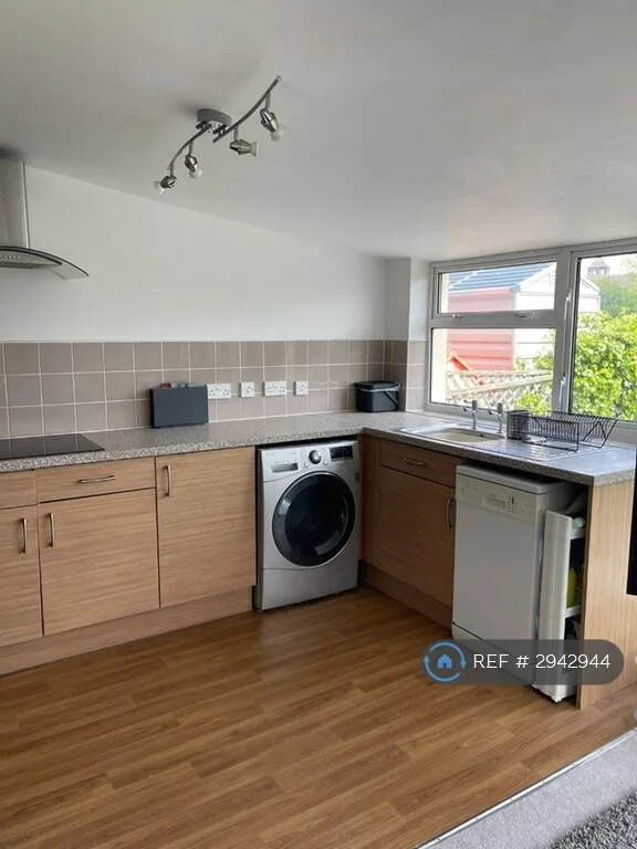 4 bedroom end of terrace house for rent