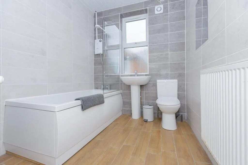 5 bedroom end of terrace house for rent