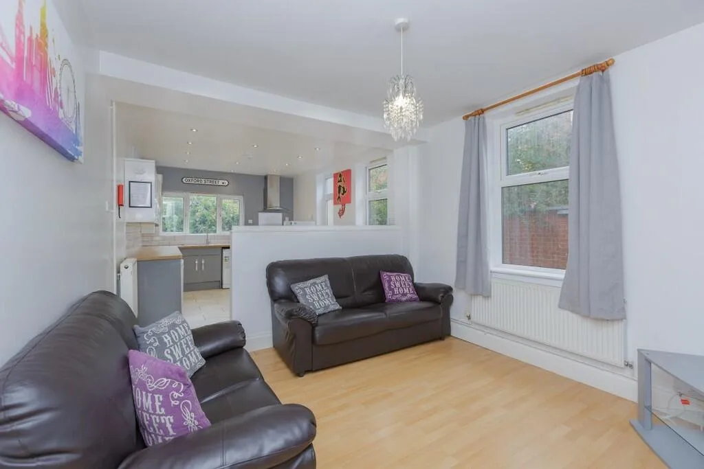 5 bedroom end of terrace house for rent