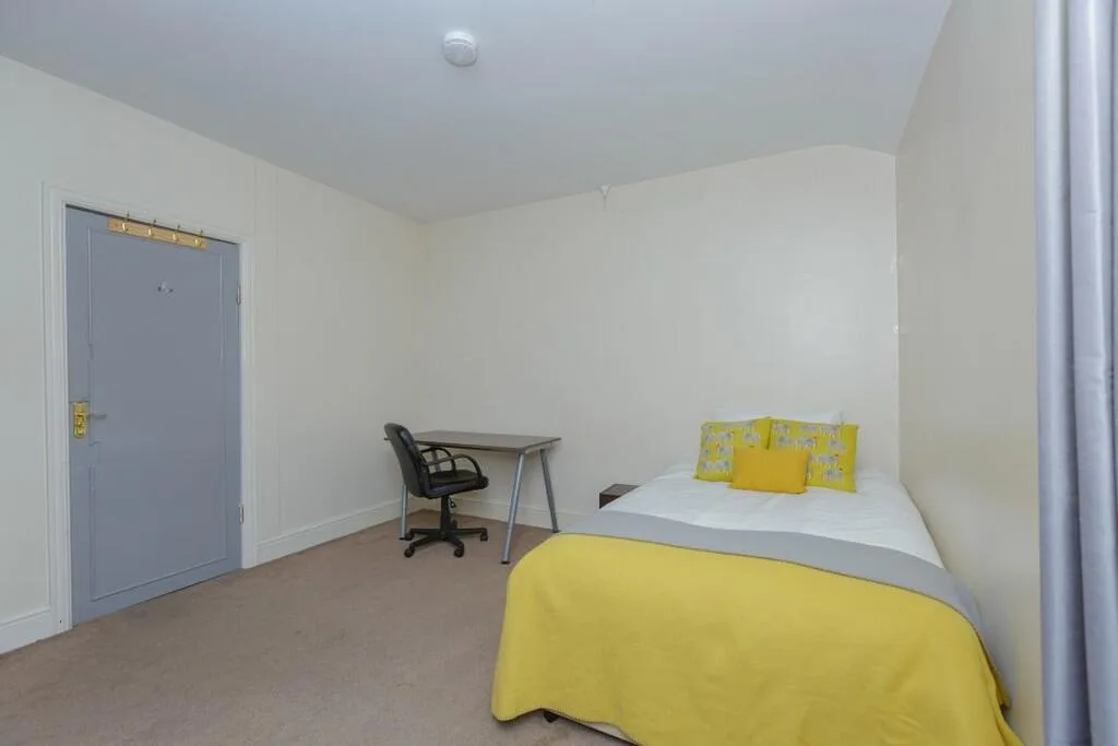 5 bedroom end of terrace house for rent