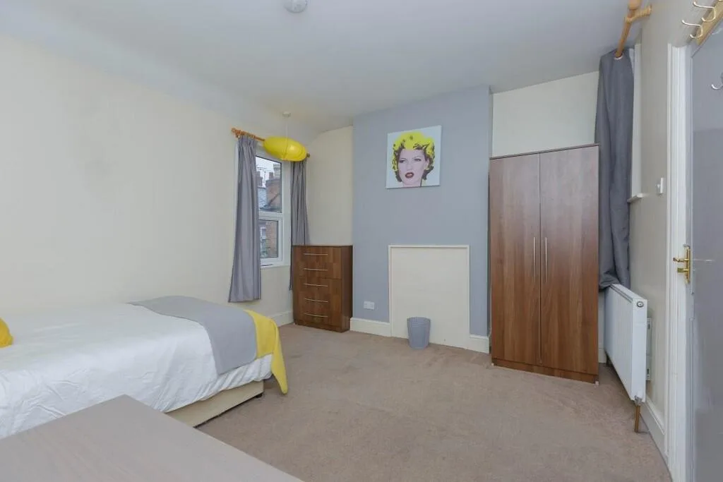 5 bedroom end of terrace house for rent