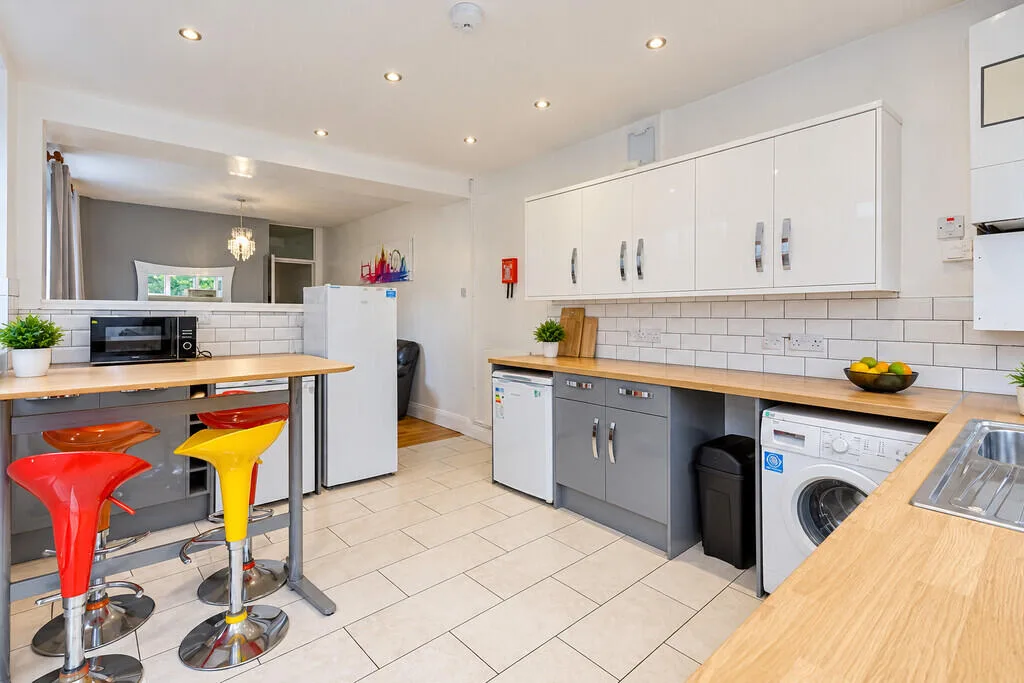5 bedroom end of terrace house for rent