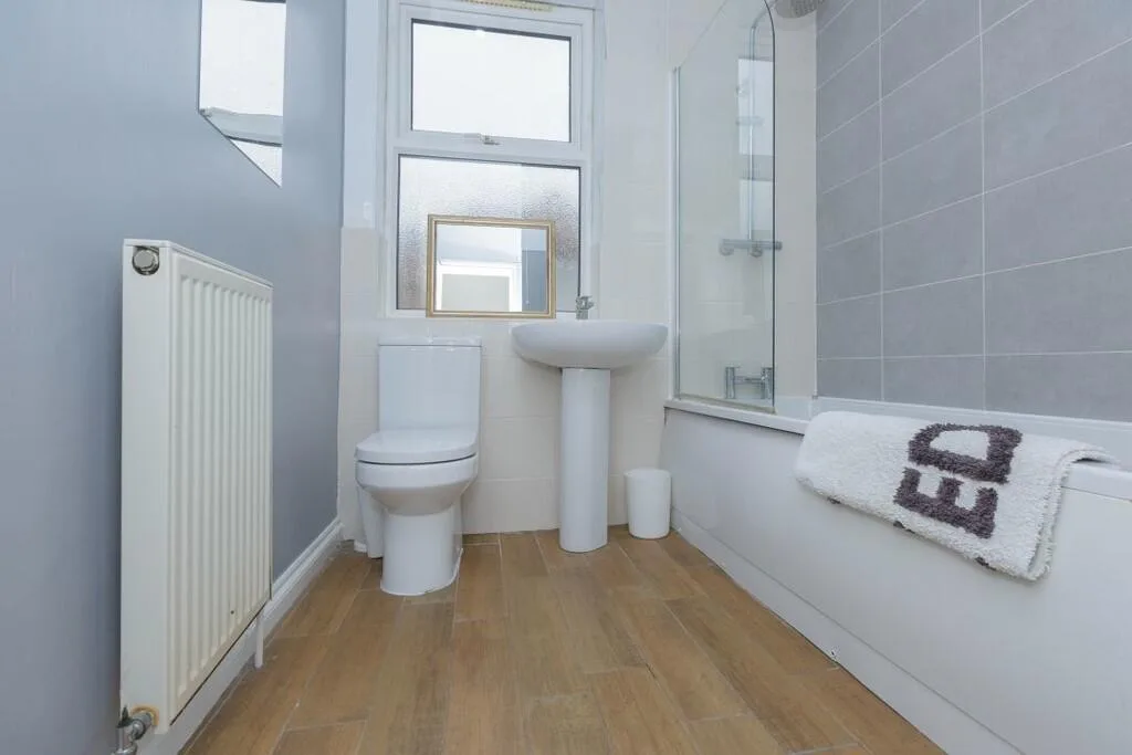 5 bedroom end of terrace house for rent