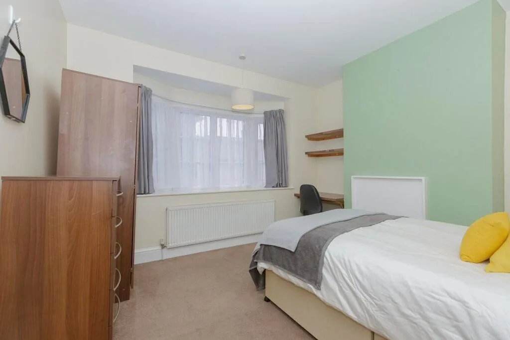 5 bedroom end of terrace house for rent