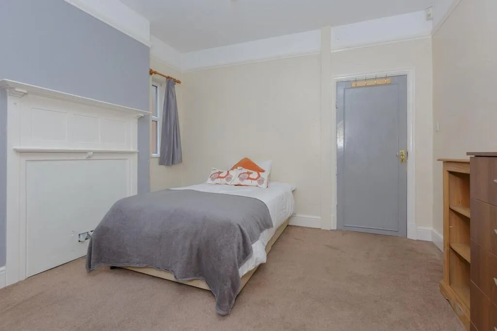 5 bedroom end of terrace house for rent