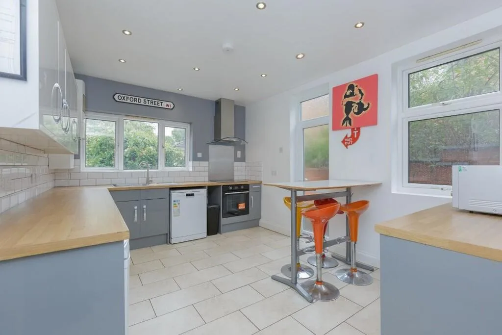 5 bedroom end of terrace house for rent