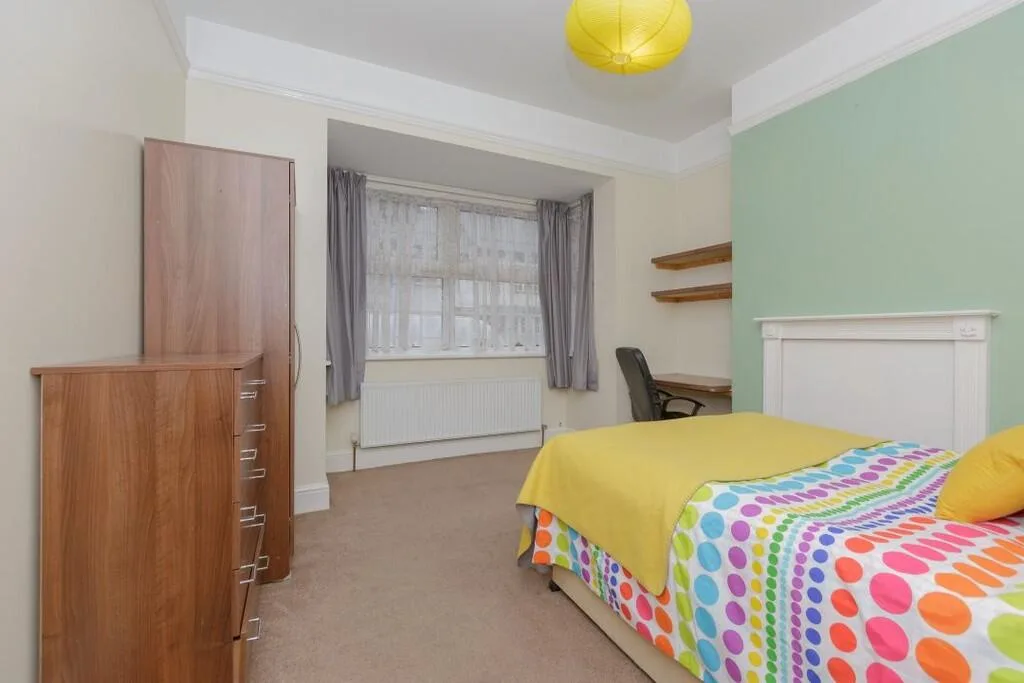 5 bedroom end of terrace house for rent