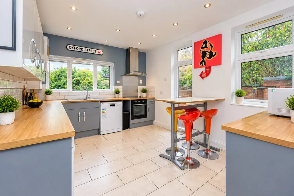5 bedroom end of terrace house for rent