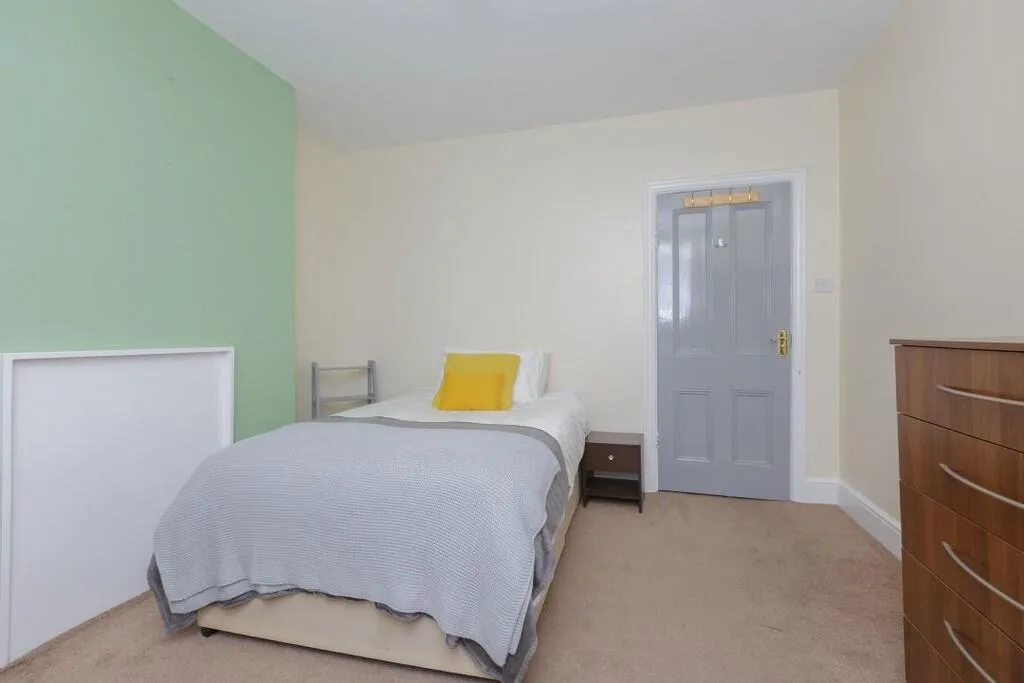 5 bedroom end of terrace house for rent