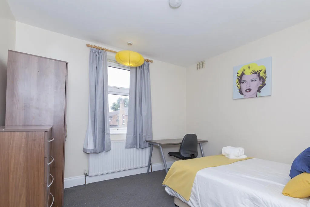5 bedroom end of terrace house for rent