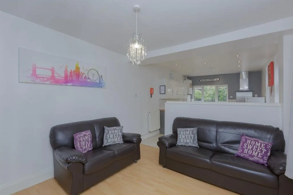 5 bedroom end of terrace house for rent