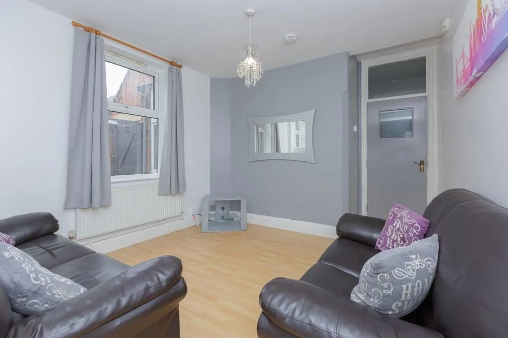 5 bedroom end of terrace house for rent