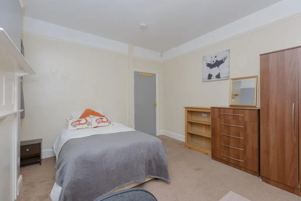 5 bedroom end of terrace house for rent