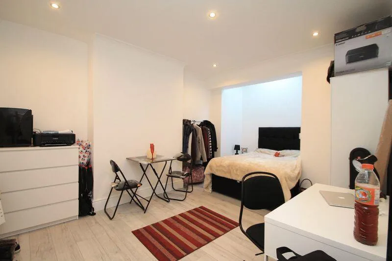 6 bedroom terraced house for rent