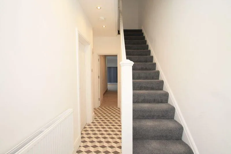 6 bedroom terraced house for rent