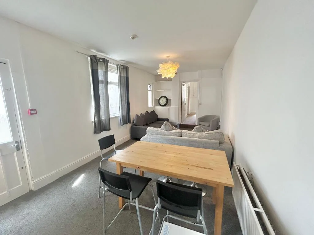6 bedroom terraced house for rent