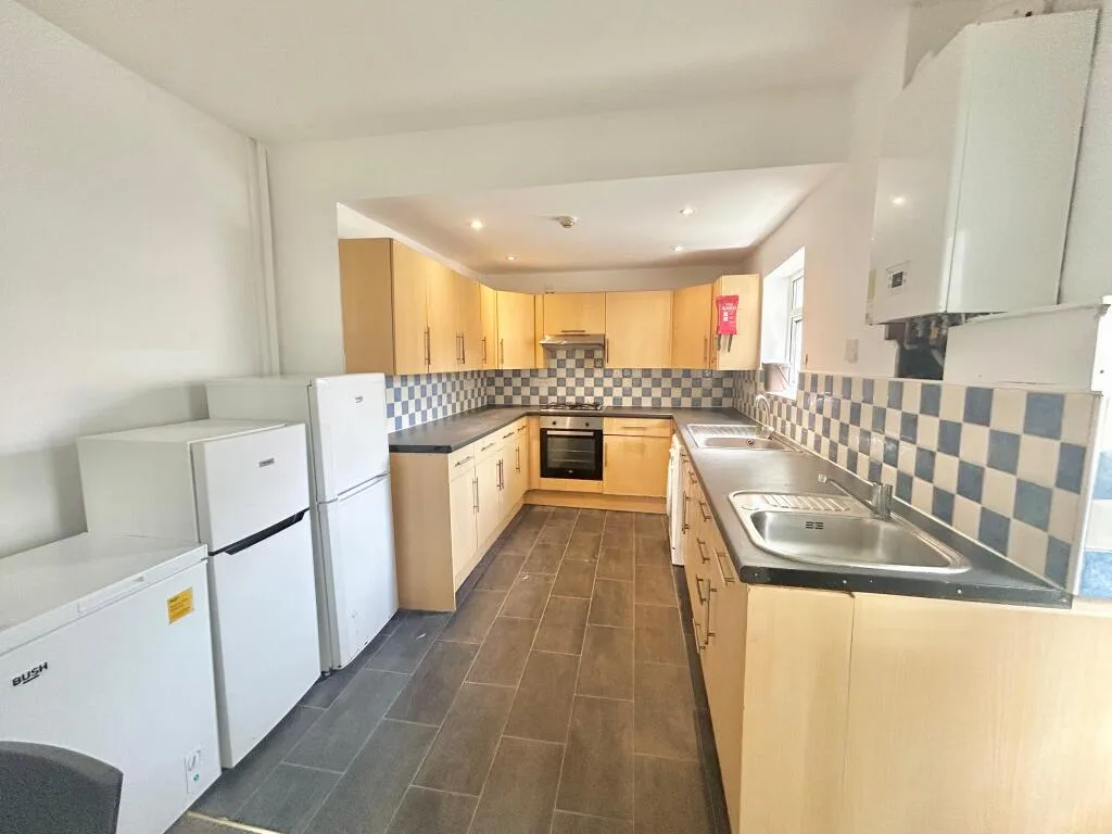 6 bedroom terraced house for rent