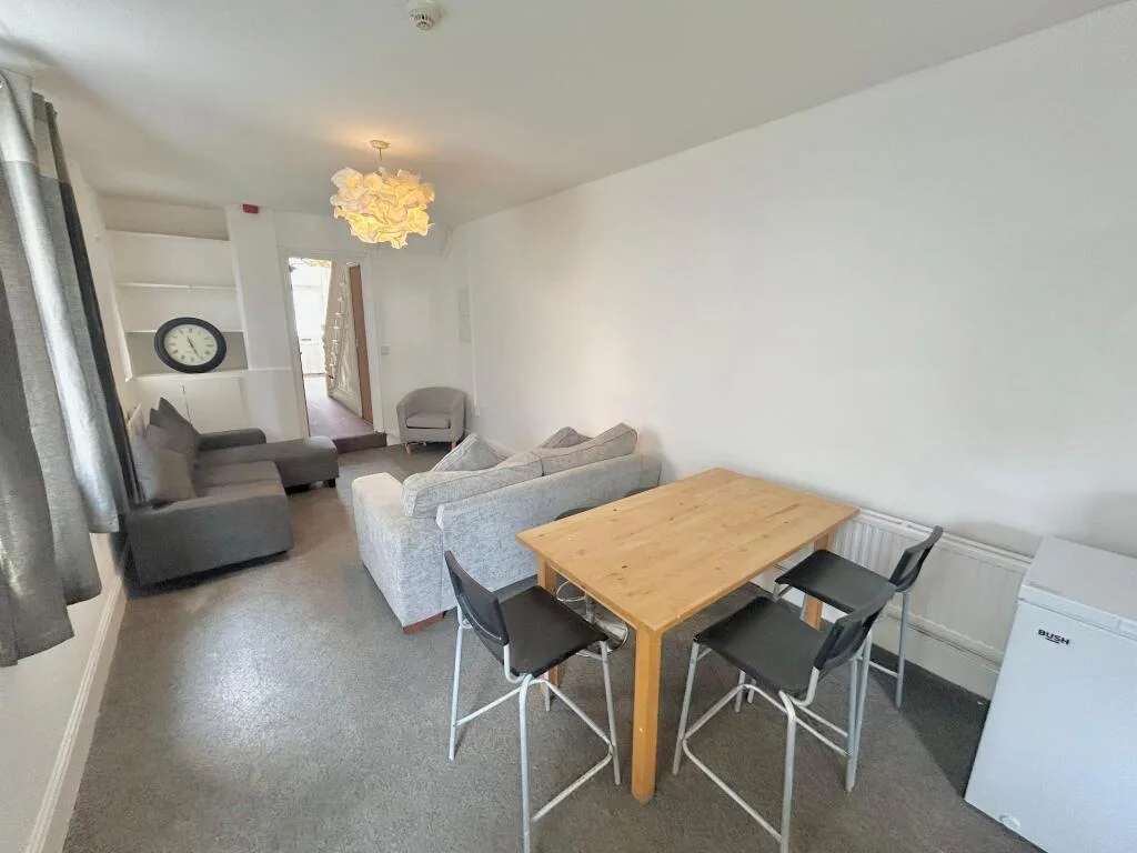 6 bedroom terraced house for rent