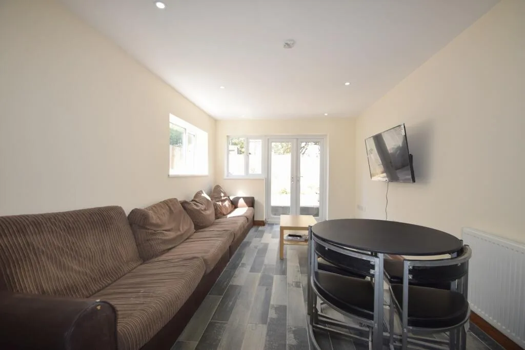 8 bedroom house for rent