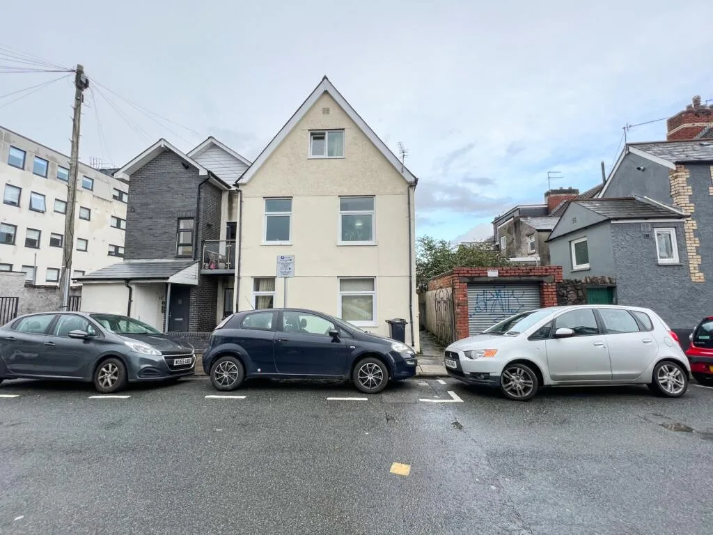 8 bedroom terraced house for rent