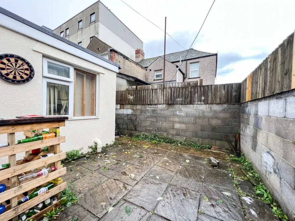 8 bedroom terraced house for rent