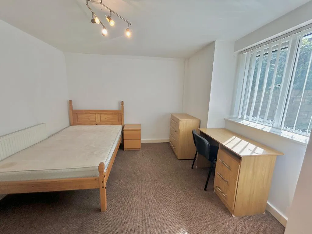 6 bedroom terraced house for rent