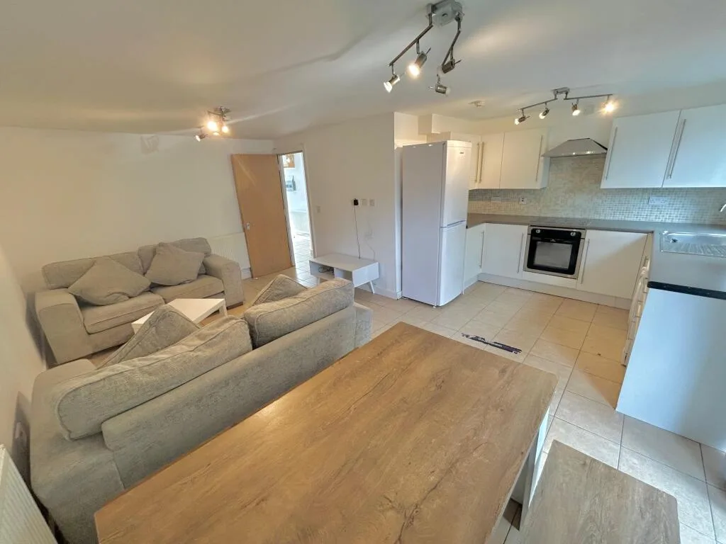 6 bedroom terraced house for rent