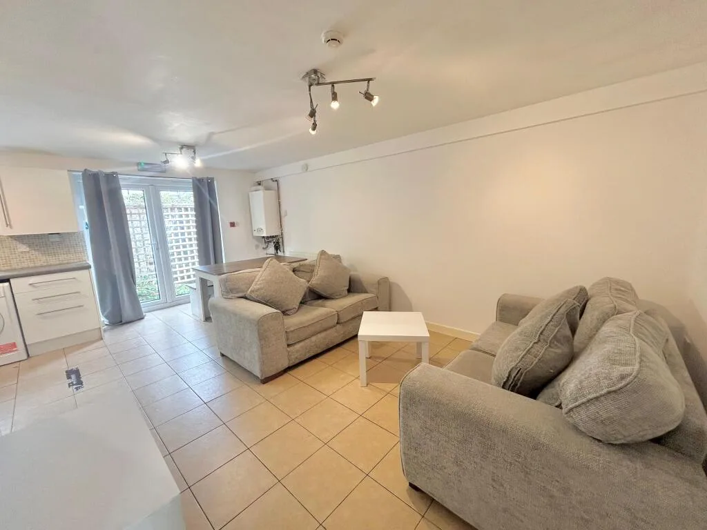 6 bedroom terraced house for rent