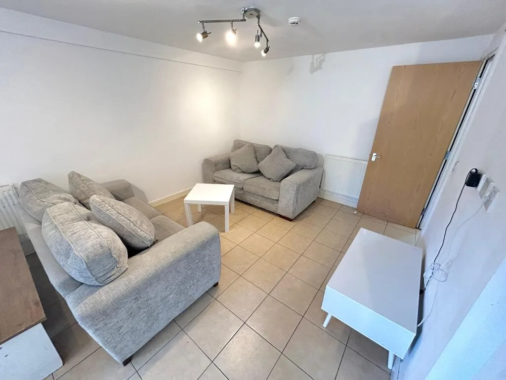 6 bedroom terraced house for rent