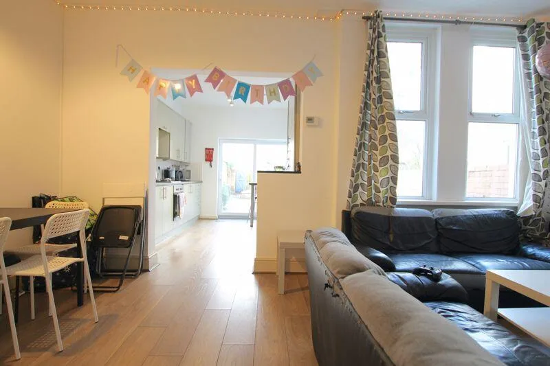5 bedroom terraced house for rent