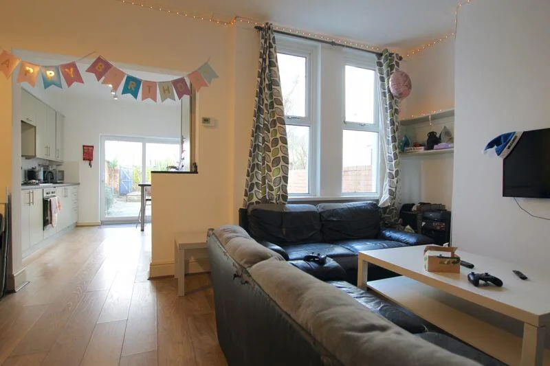 5 bedroom terraced house for rent