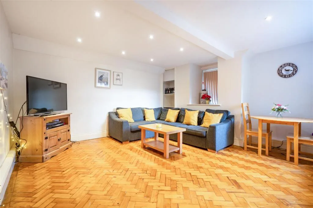 5 bedroom apartment for rent