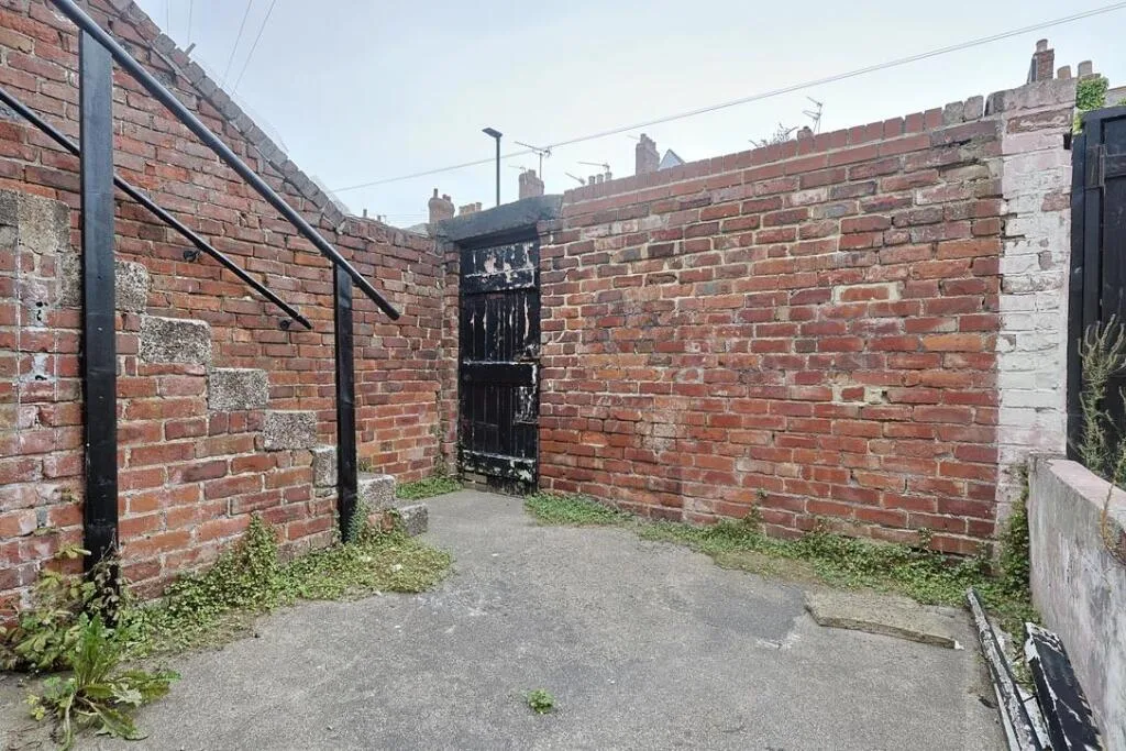 6 bedroom maisonette for rent