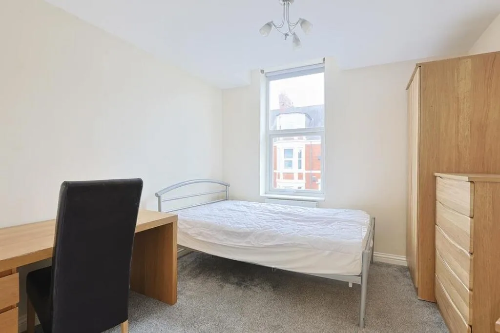 6 bedroom maisonette for rent
