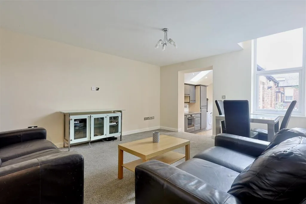 6 bedroom maisonette for rent