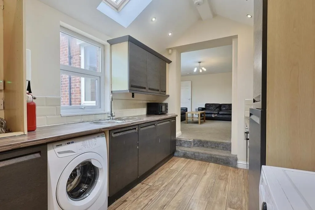 6 bedroom maisonette for rent
