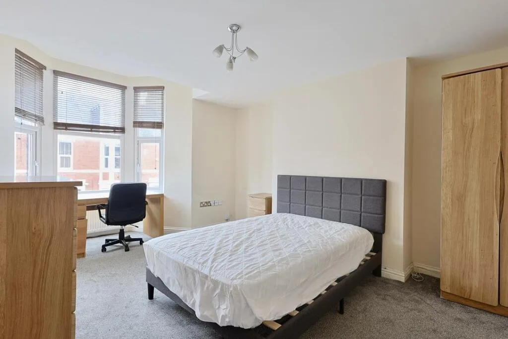 6 bedroom maisonette for rent