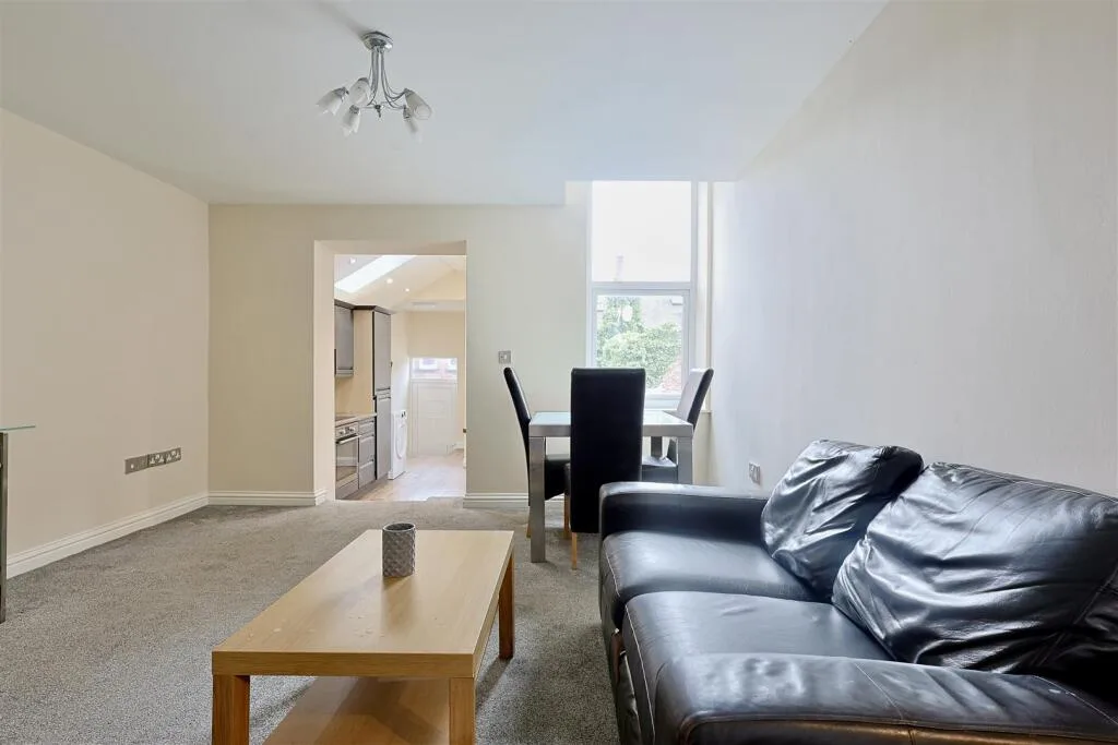 6 bedroom maisonette for rent