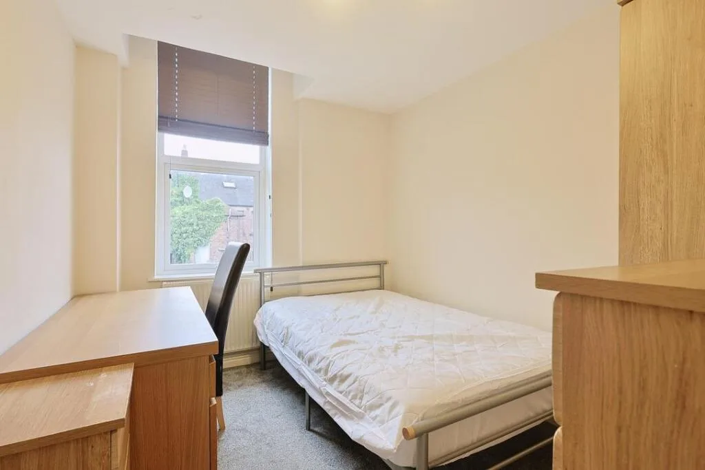 6 bedroom maisonette for rent