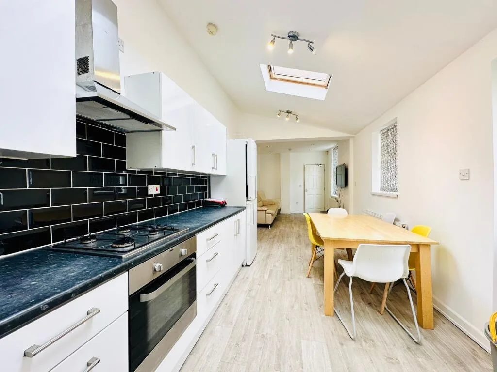 4 bedroom semi-detached house for rent