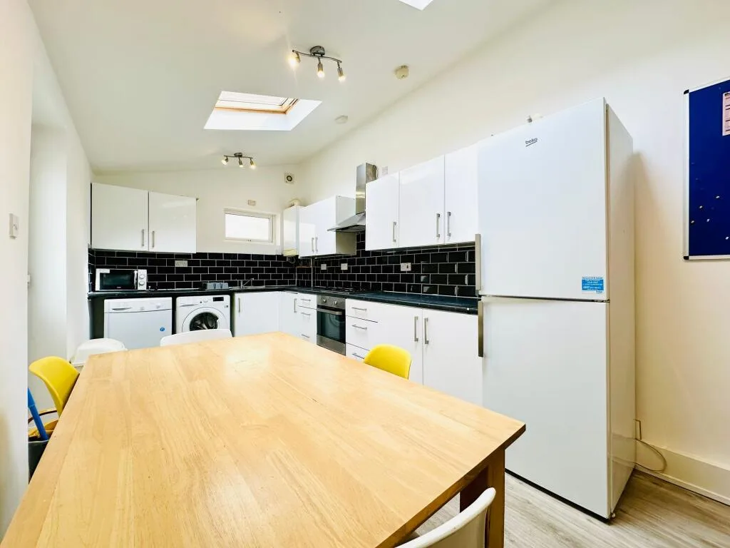 4 bedroom semi-detached house for rent