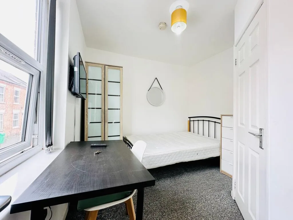 4 bedroom semi-detached house for rent
