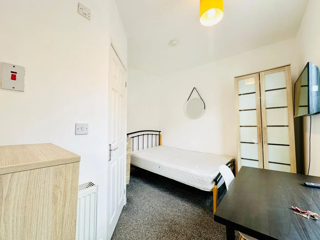 4 bedroom semi-detached house for rent