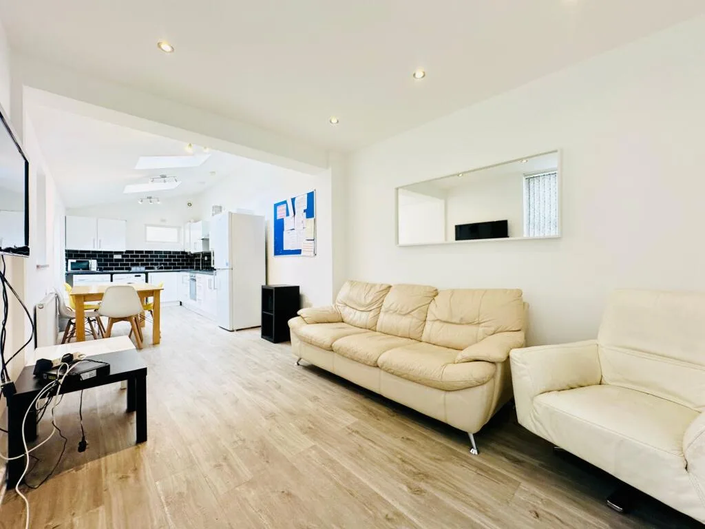 4 bedroom semi-detached house for rent