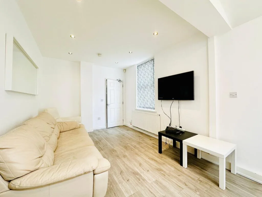 4 bedroom semi-detached house for rent